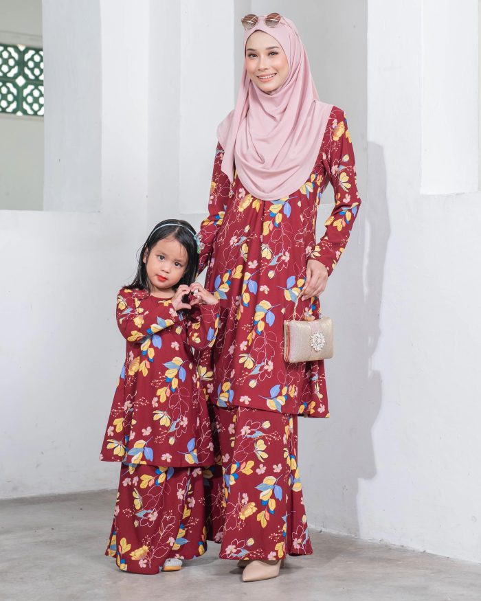 Baju Kurung Pahang Laura Printed - Calynia Maroon - Image 4