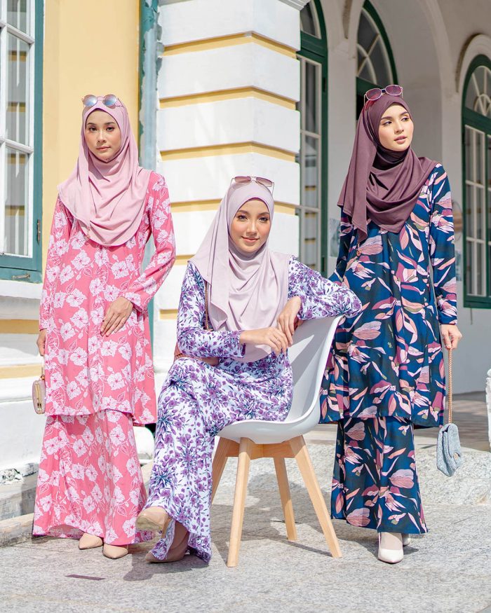 Baju Kurung Pahang Laura Printed - Petunia Blue - Image 4