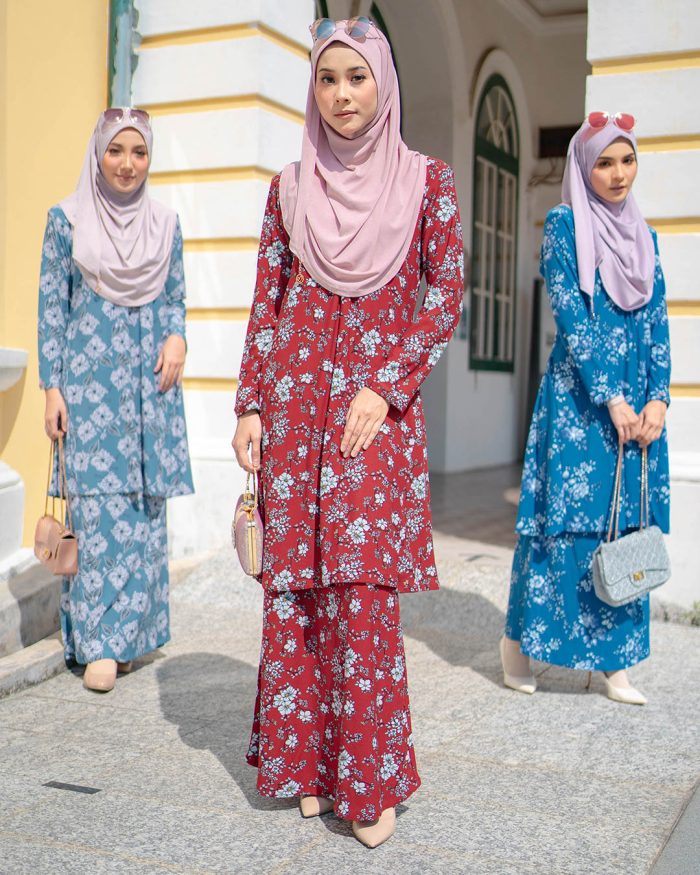 Baju Kurung Pahang Laura Printed - Calendula Blue - Image 4