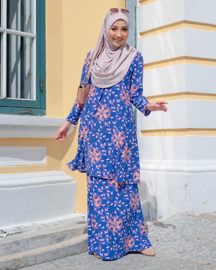 Baju Kurung Pahang Laura Printed - Plumeria Royal - Image 2