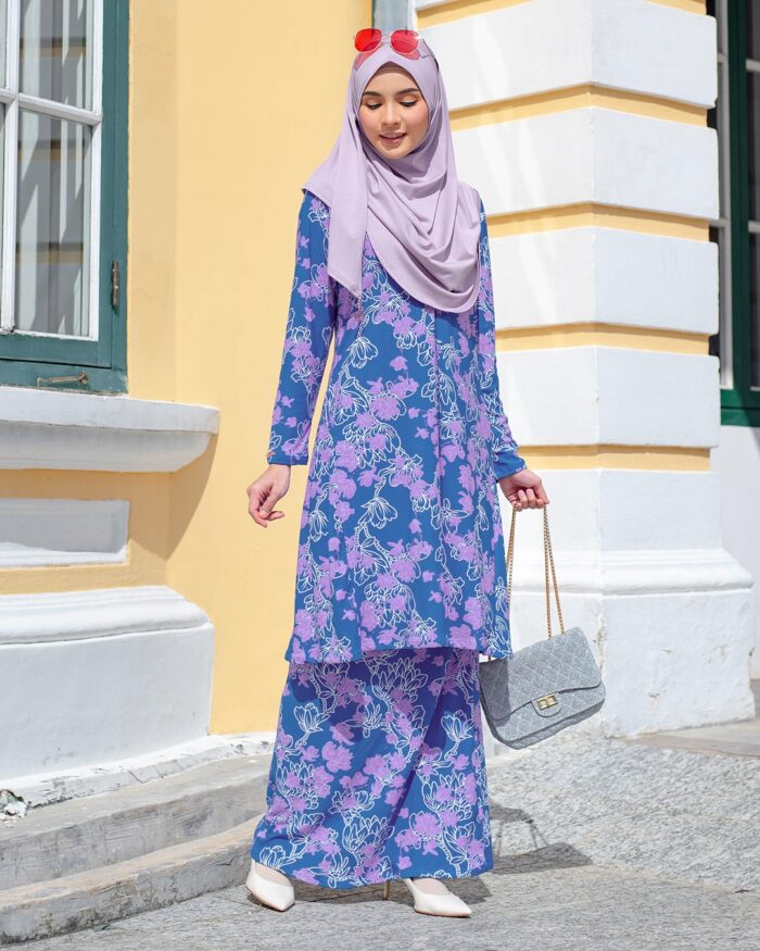 Baju Kurung Pahang Laura Printed - Petunia Blue - Image 2