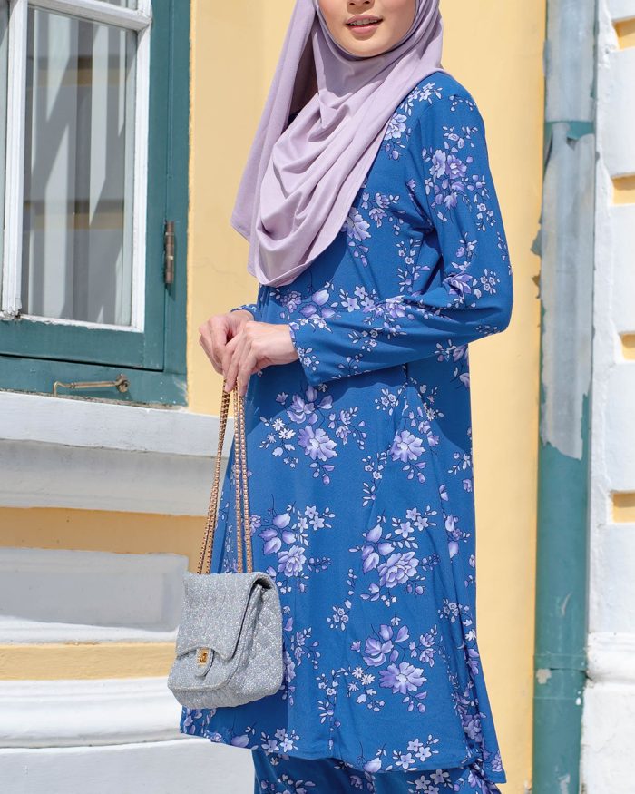 Baju Kurung Pahang Laura Printed - Poppy Royal - Image 2