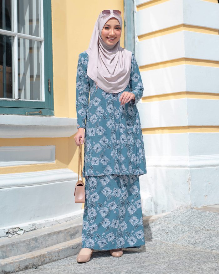 Baju Kurung Pahang Laura Printed - Ardent Spruce - Image 2