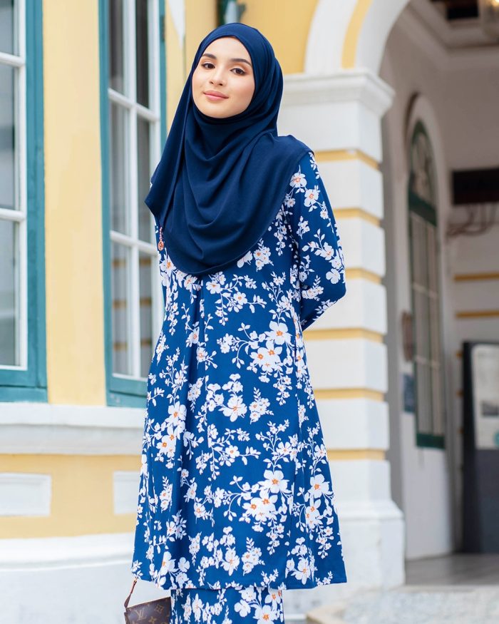 Baju Kurung Pahang Laura Printed - Calendula Blue - Image 3