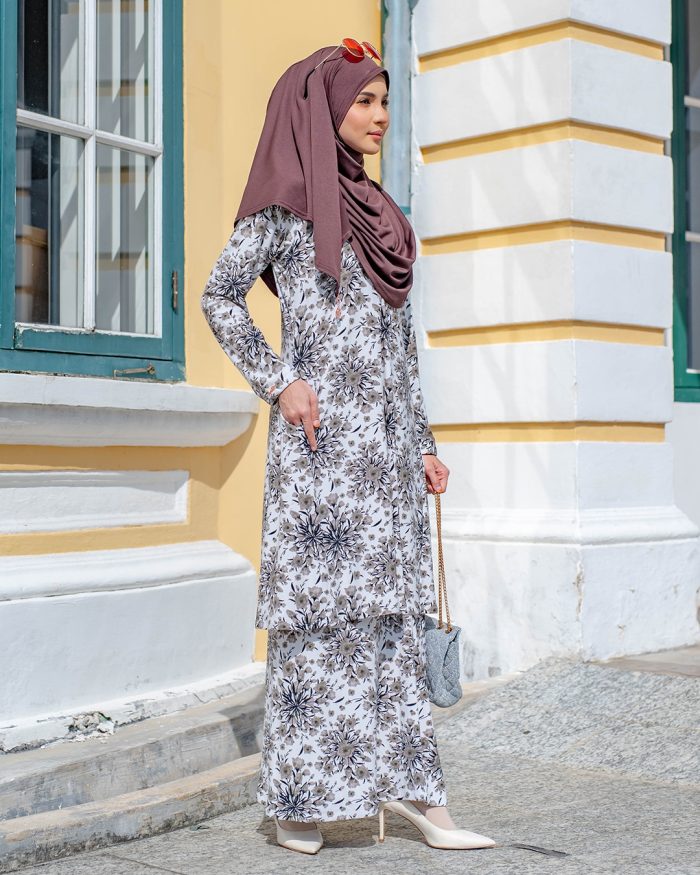 Baju Kurung Pahang Laura Printed - Jasmine Greyish - Image 2