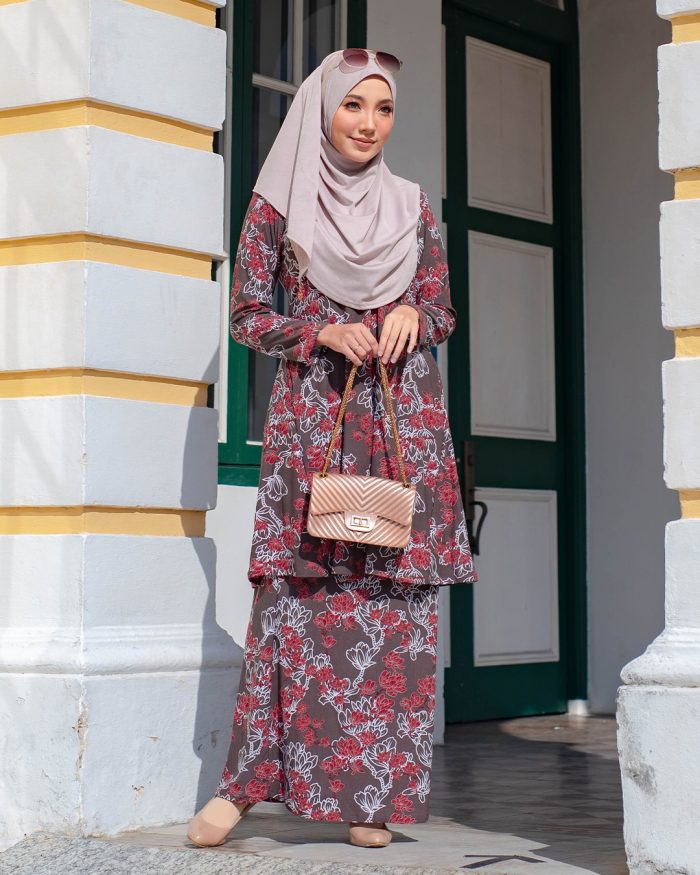 Baju Kurung Pahang Laura Printed - Petunia Brown - Image 2