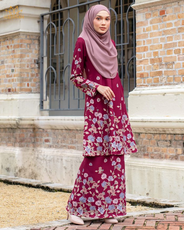 Baju Kurung Pahang Gold Line Rafiyah - Cardinal Red - Image 3