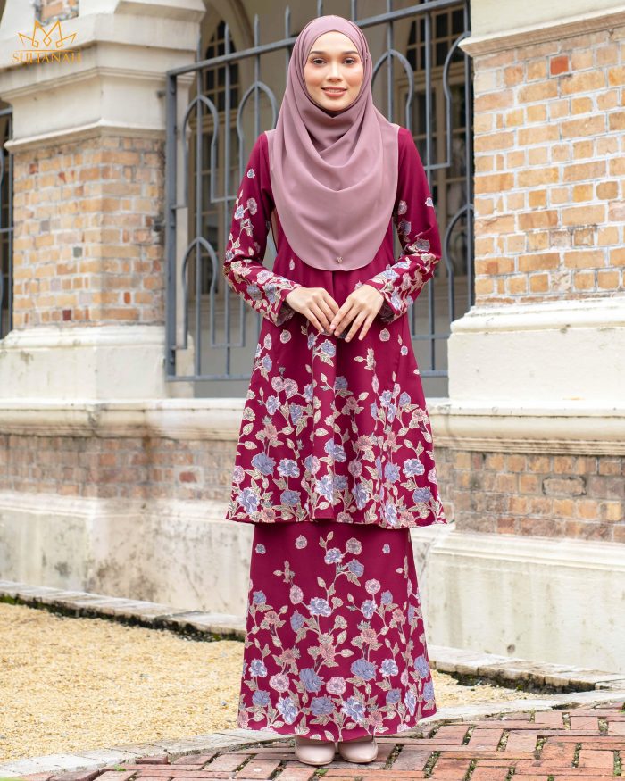 Baju Kurung Pahang Gold Line Rafiyah - Cardinal Red - Image 2