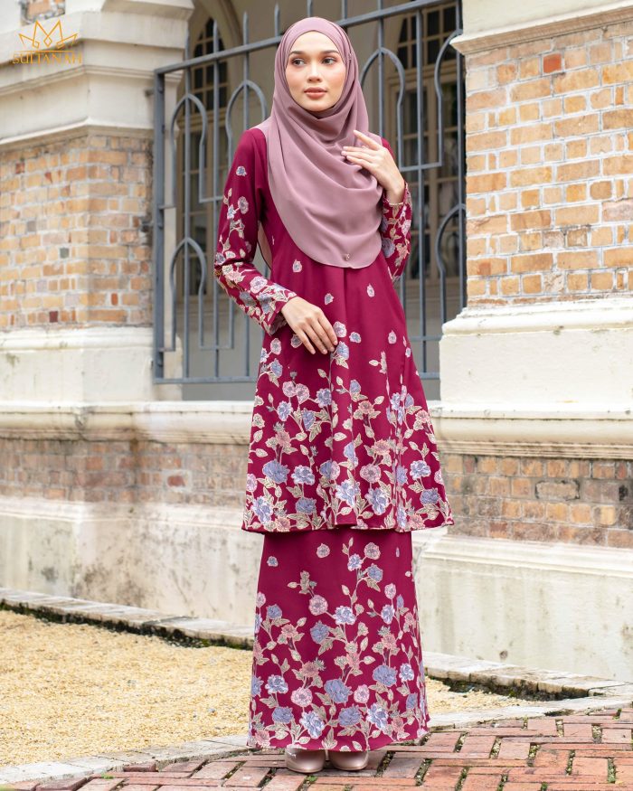 Baju Kurung Pahang Gold Line Rafiyah - Cardinal Red - Image 4