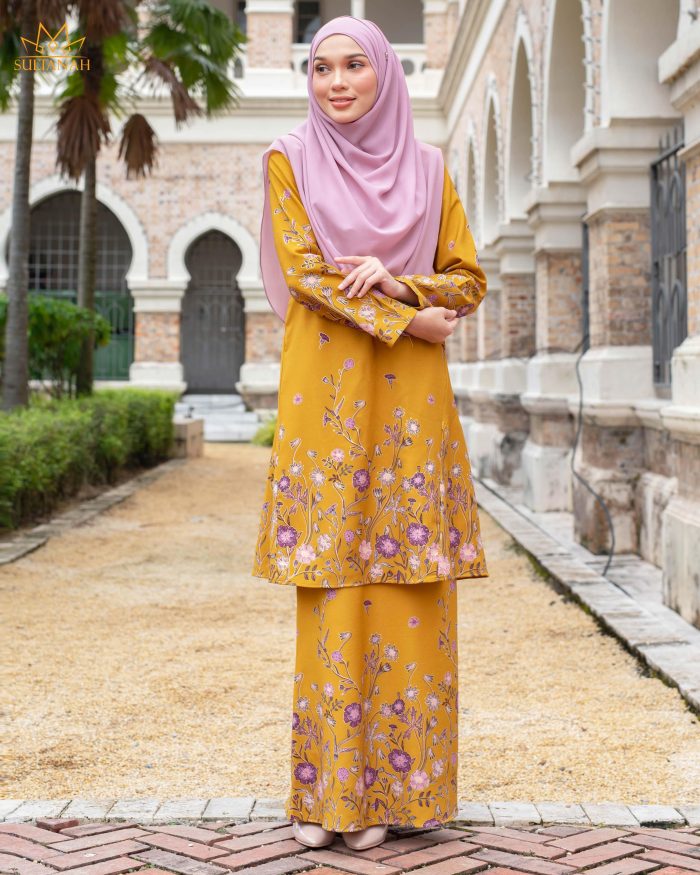 Baju Kurung Pahang Gold Line Raidah - Canary Mustard - Image 2