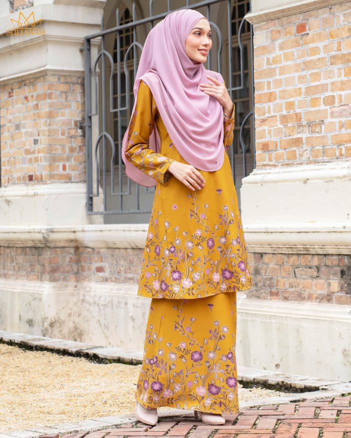 Baju Kurung Pahang Gold Line Raidah - Canary Mustard - Image 4