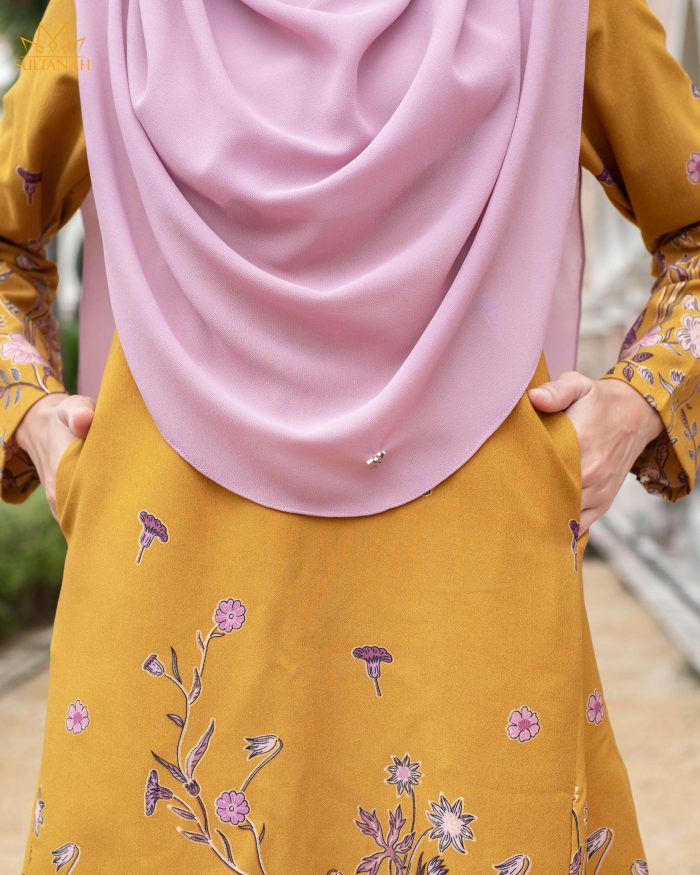 Baju Kurung Pahang Gold Line Raidah - Canary Mustard - Image 3