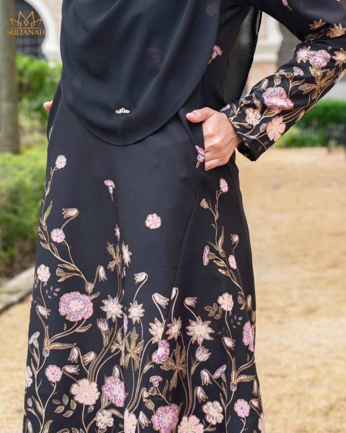 Baju Kurung Pahang Gold Line Raidah - Matte Black - Image 4