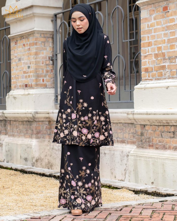 Baju Kurung Pahang Gold Line Raidah - Matte Black - Image 3