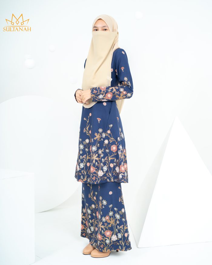 Baju Kurung Pahang Gold Line Raidah - Navy Blue - Image 2