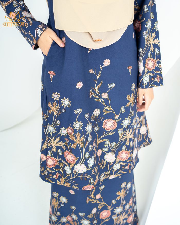 Baju Kurung Pahang Gold Line Raidah - Navy Blue - Image 5