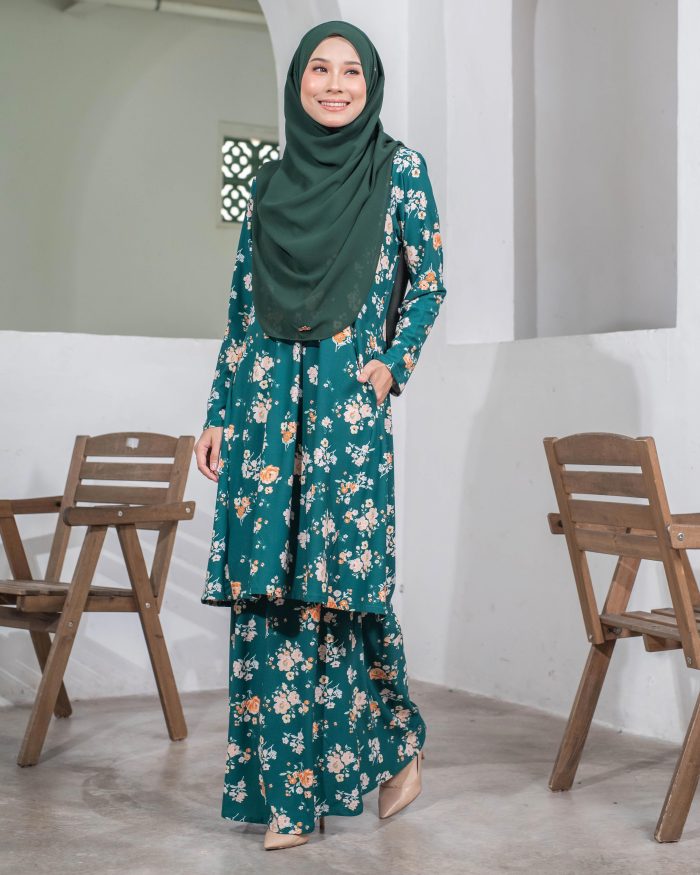 Baju Kurung Pahang Laura Printed - Vardia Emerald - Image 2