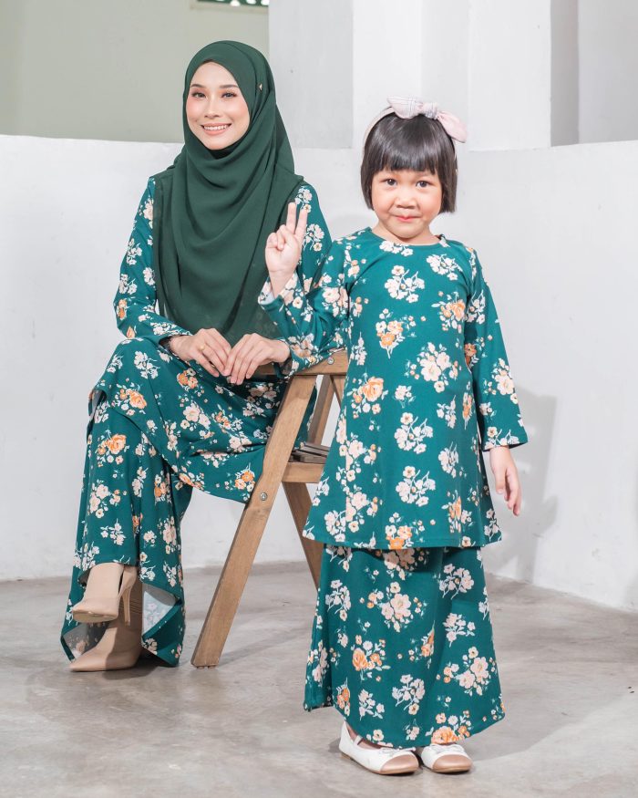 Baju Kurung Pahang Laura Printed Kids - Vardia Emerald - Image 3