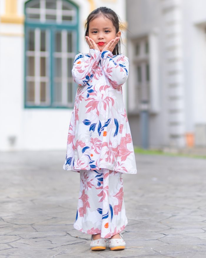 Baju Kurung Pahang Laura Printed Kids - Protea Queen - Image 2