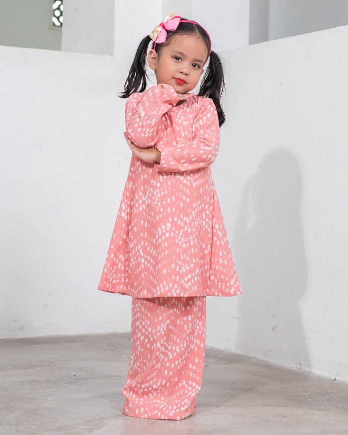 Baju Kurung Pahang Laura Printed Kids - Salmon Monet - Image 2