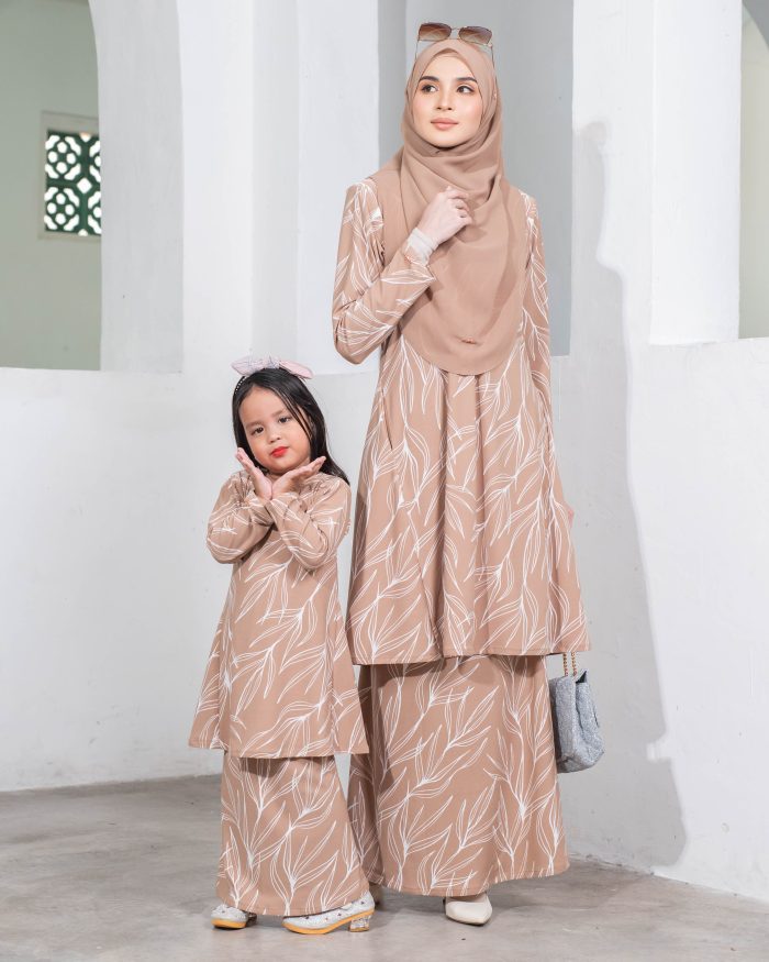 Baju Kurung Pahang Laura Printed Kids - Aspen Brown - Image 3