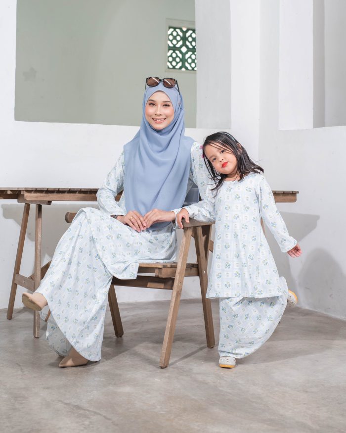 Baju Kurung Pahang Laura Printed - Aurora Blue - Image 3