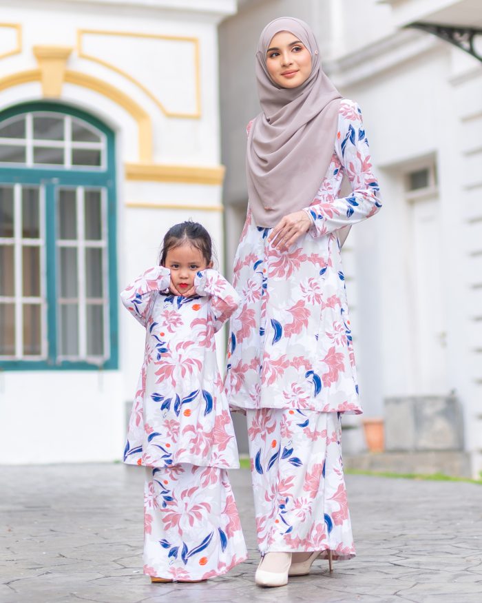 Baju Kurung Pahang Laura Printed Kids - Protea Queen - Image 3