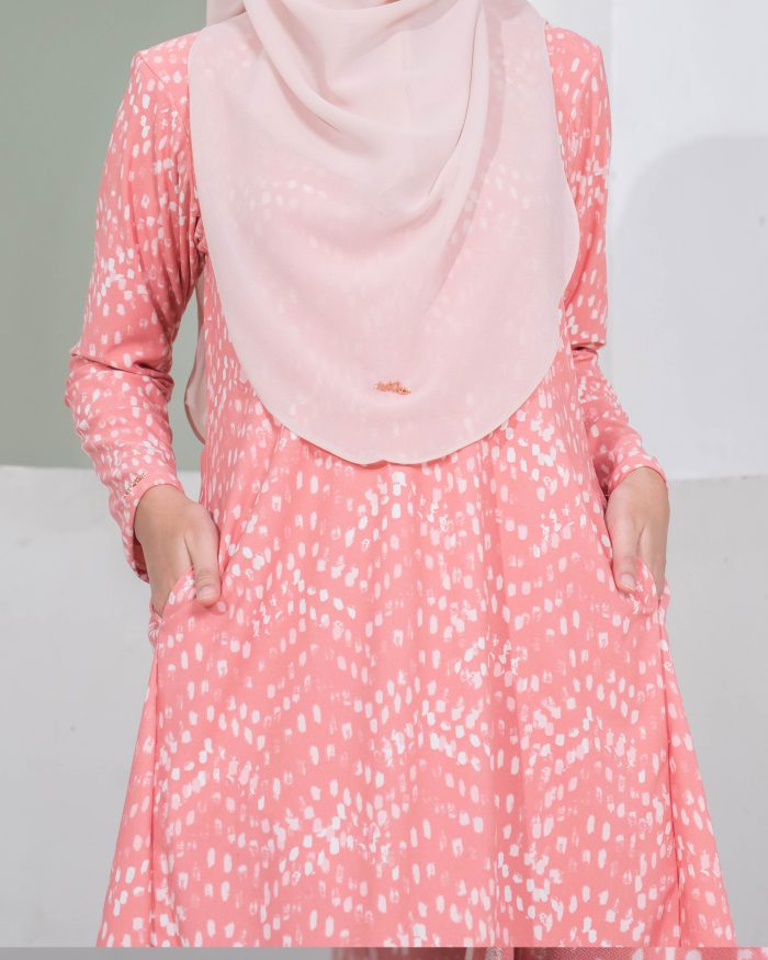 Baju Kurung Pahang Laura Printed - Salmon Monet - Image 4