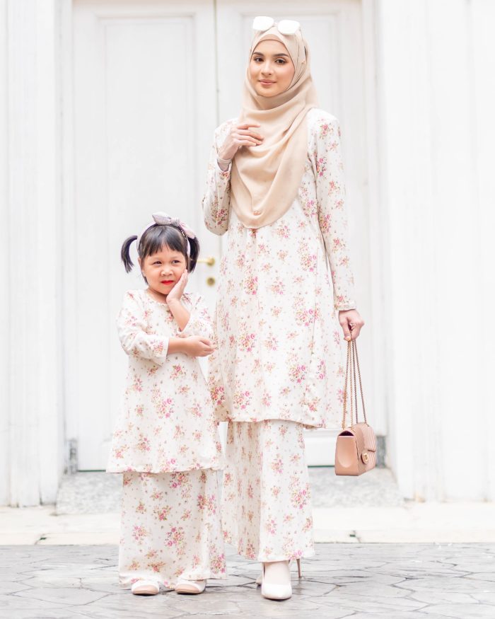 Baju Kurung Pahang Laura Printed - Vintage Oleander - Image 4