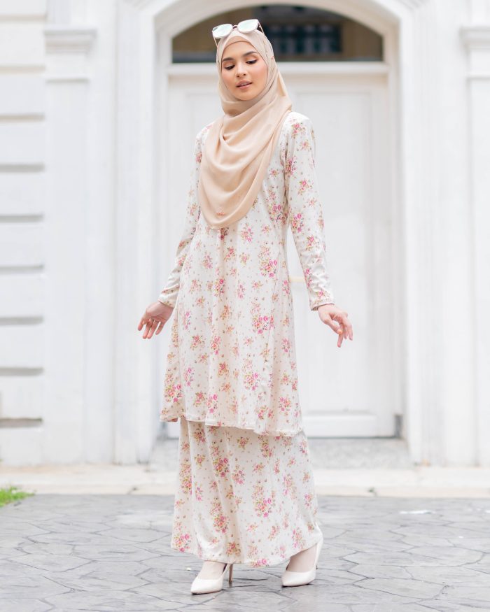 Baju Kurung Pahang Laura Printed - Vintage Oleander - Image 2