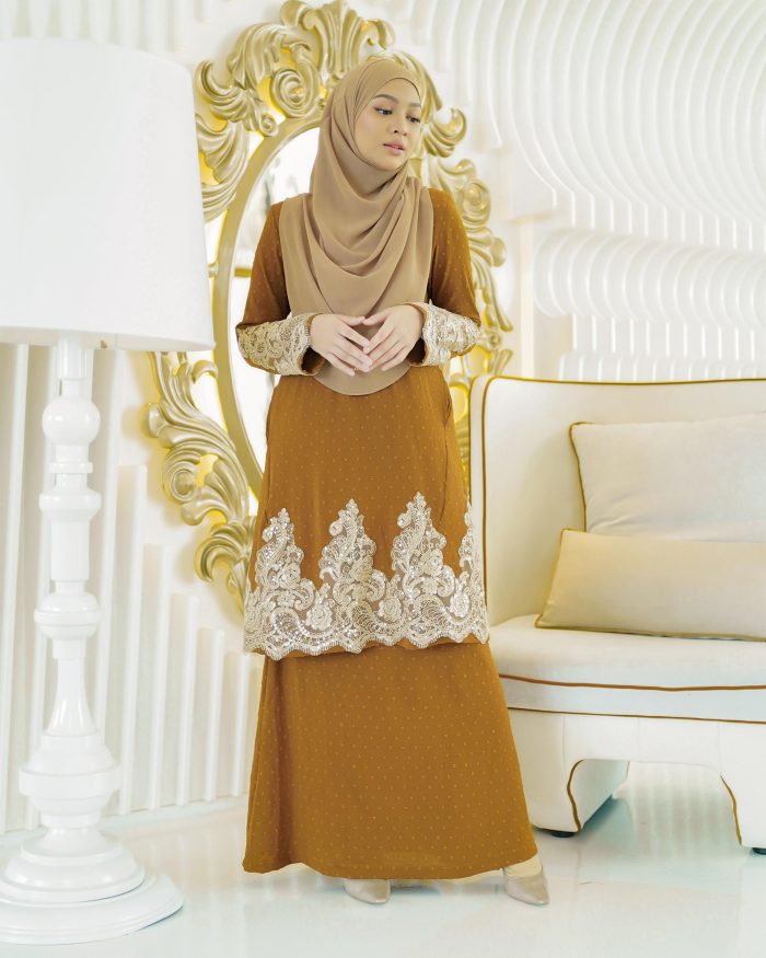 Baju Kurung Pahang Lace Ramadhani 2.0 - Gold Mustard - Image 2