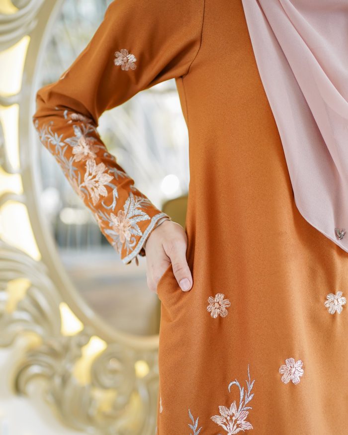 Baju Kurung Riau Sulam Raissa - Russet Bronze - Image 4