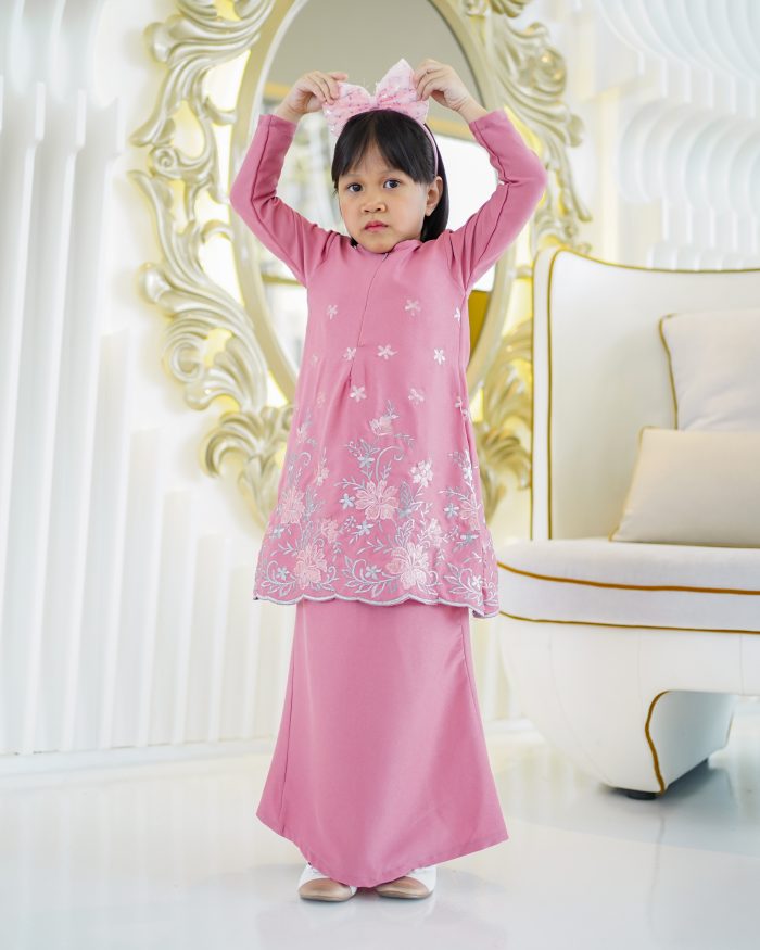 Baju Kurung Riau Sulam Rasheeda Kids - Amaranth Pink - Image 3