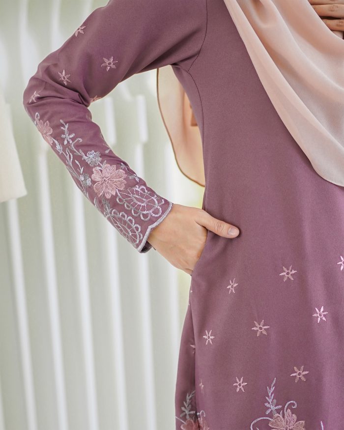 Baju Kurung Riau Sulam Raudah - Deep Mauve - Image 4