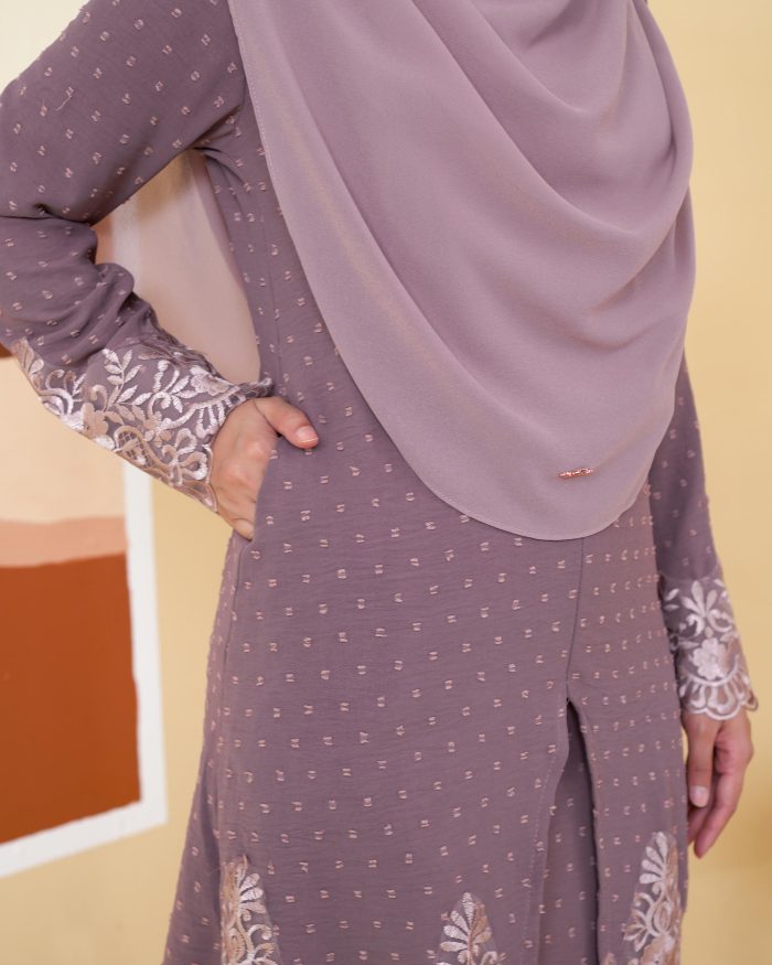 Baju Kebaya Lace Syawali - Lilac Purple - Image 4