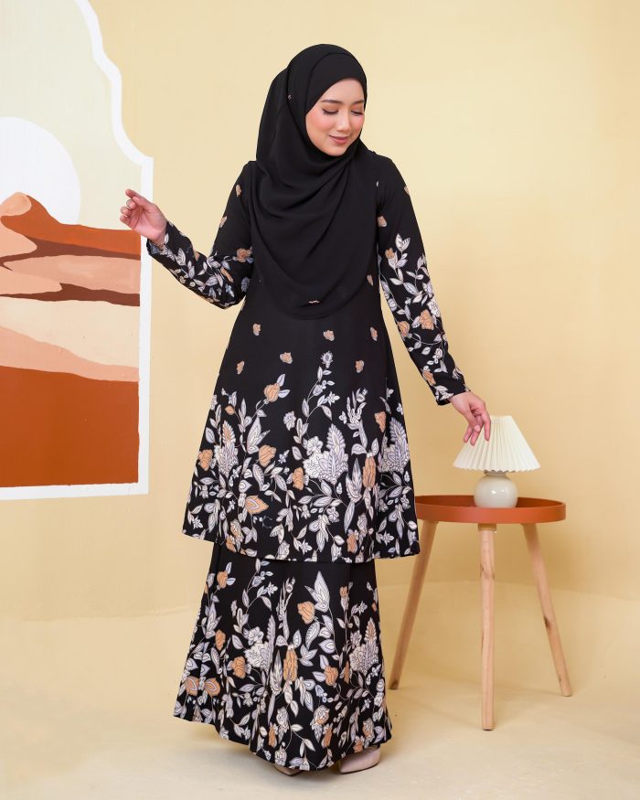 Baju Kurung Pahang Gold Line Radhiyah - Matte Black - Image 2
