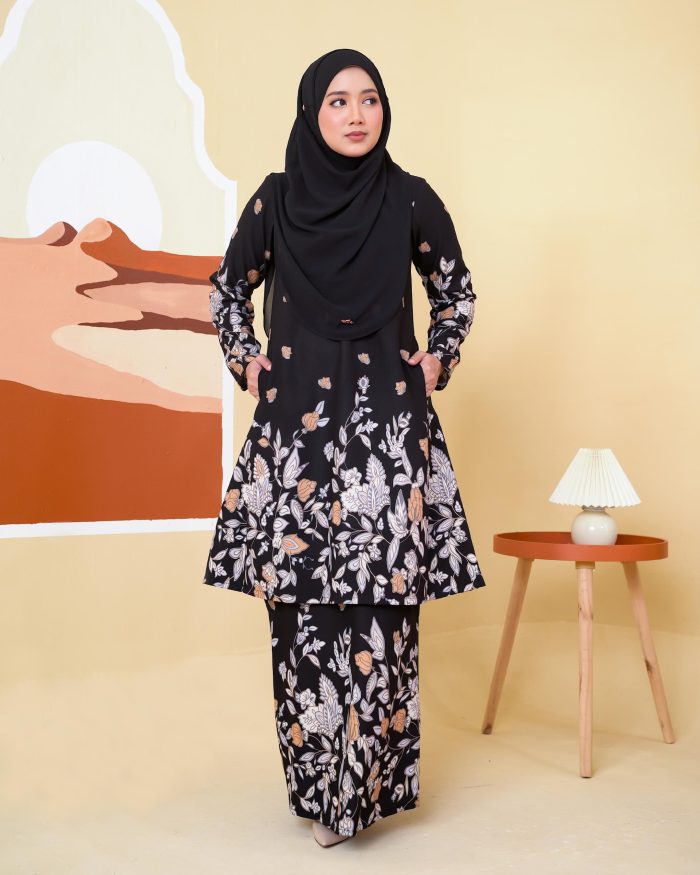Baju Kurung Pahang Gold Line Radhiyah - Matte Black - Image 3