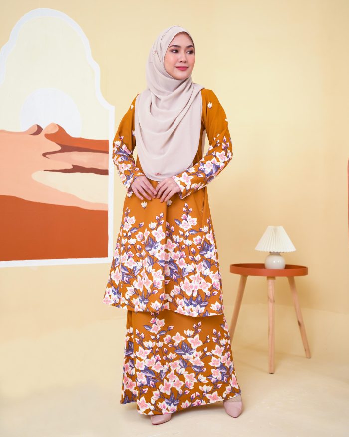 Baju Kurung Pahang Gold Line Rihannah - Pumpkin - Image 2