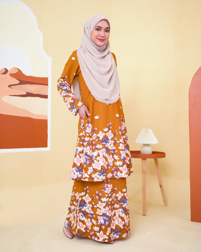 Baju Kurung Pahang Gold Line Rihannah - Pumpkin - Image 3