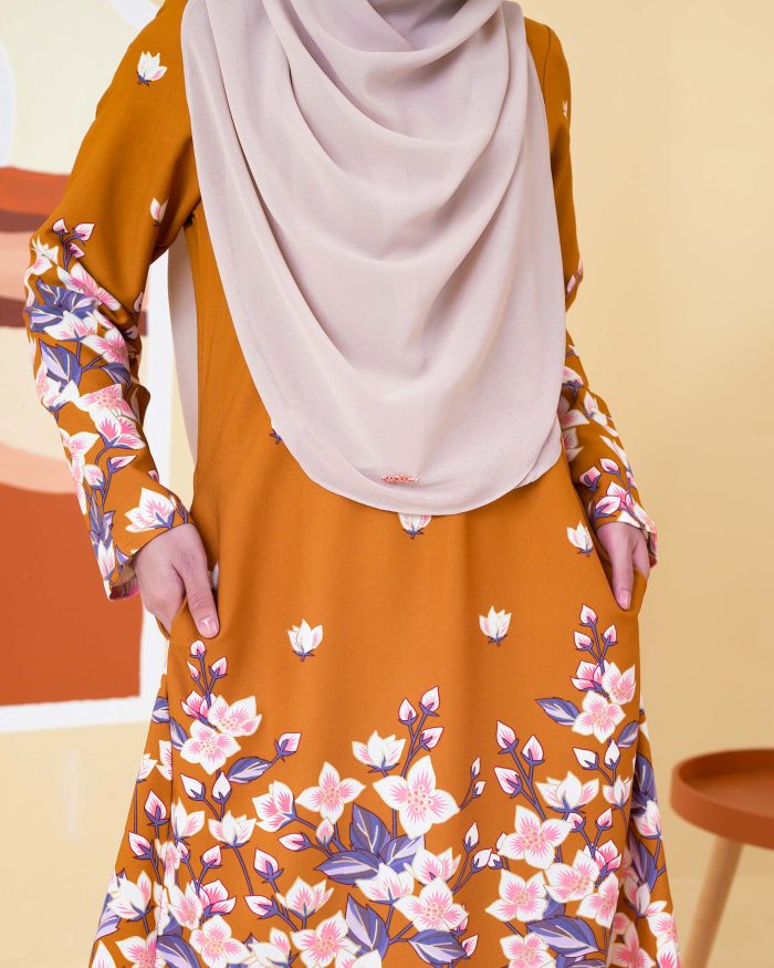 Baju Kurung Pahang Gold Line Rihannah - Pumpkin - Image 4