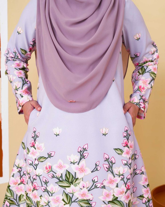 Baju Kurung Pahang Gold Line Rihannah - Whisper Grey - Image 4