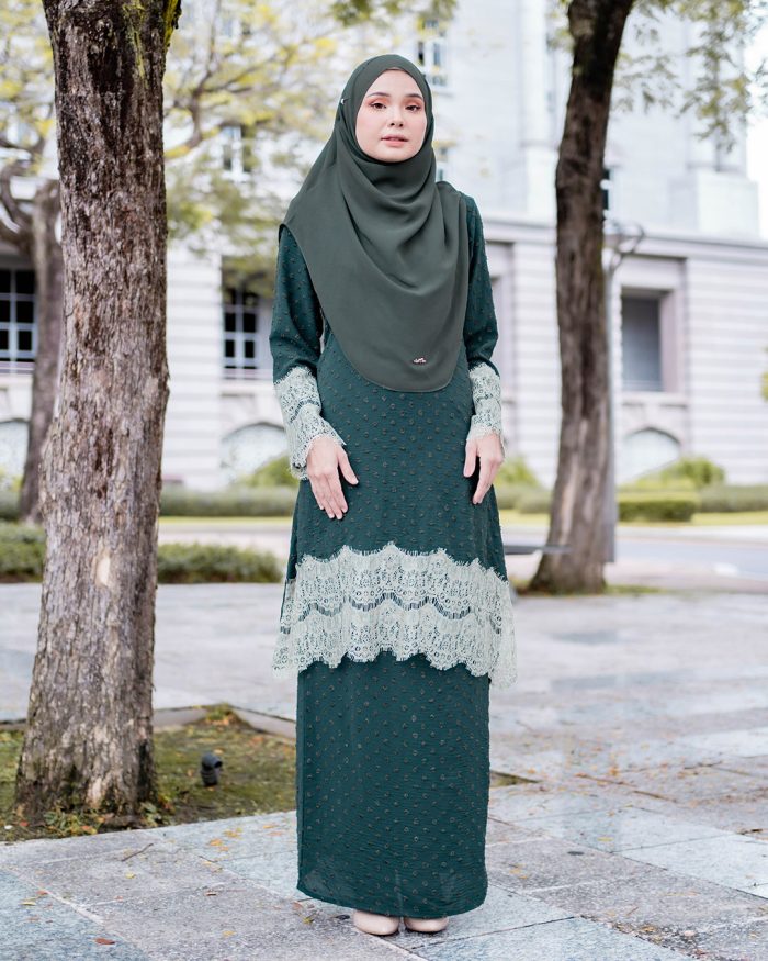 Baju Kurung Riau Lace Suzana - Emerald Green - Image 2