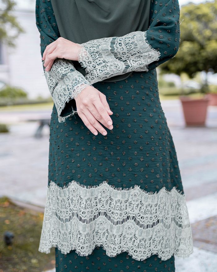 Baju Kurung Riau Lace Suzana - Emerald Green - Image 4