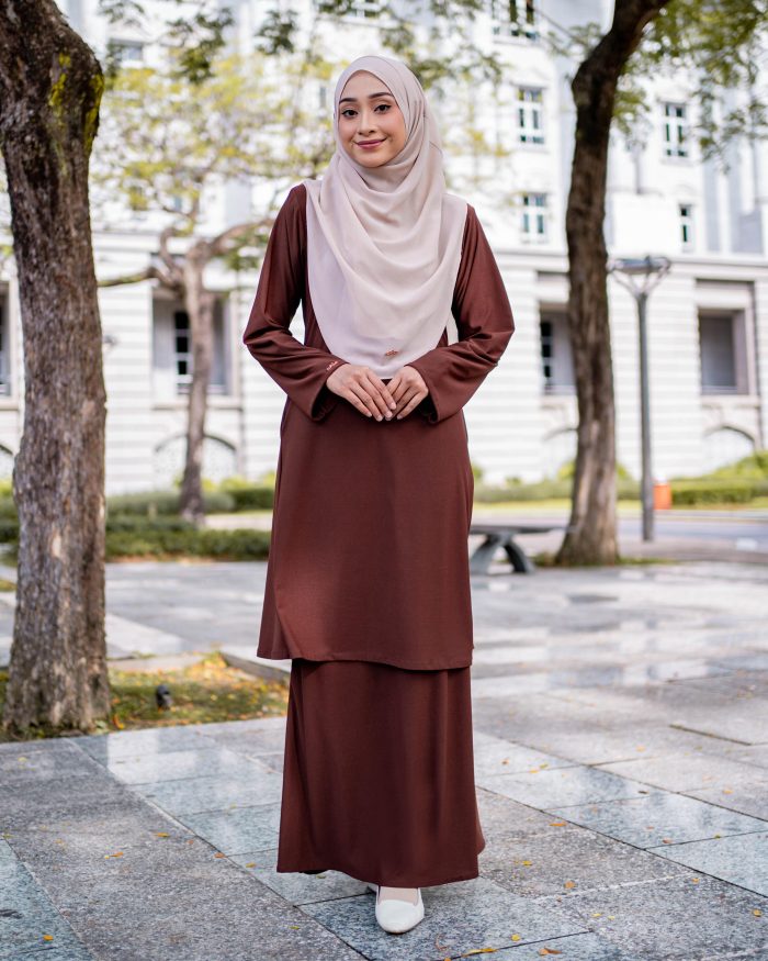 Baju Kurung Pahang Laura Plain 4.0 - Cocoa Brown - Image 2