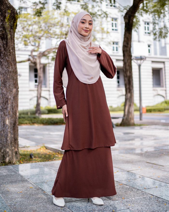 Baju Kurung Pahang Laura Plain 4.0 - Cocoa Brown - Image 3