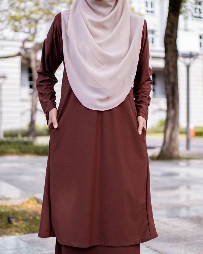 Baju Kurung Pahang Laura Plain 4.0 - Cocoa Brown - Image 4