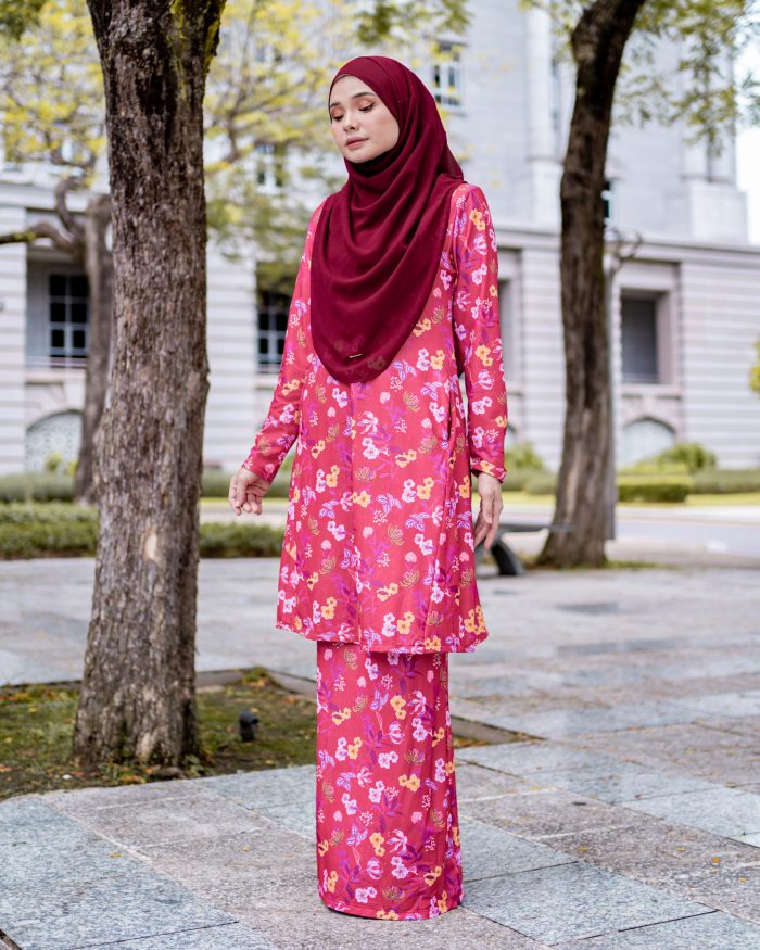 Baju Kurung Pahang Laura Printed 7.0 - Amaranth Lily - Image 3