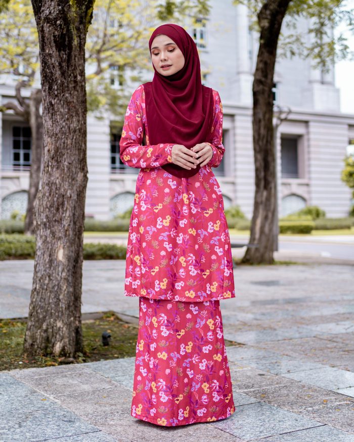 Baju Kurung Pahang Laura Printed 7.0 - Amaranth Lily - Image 2