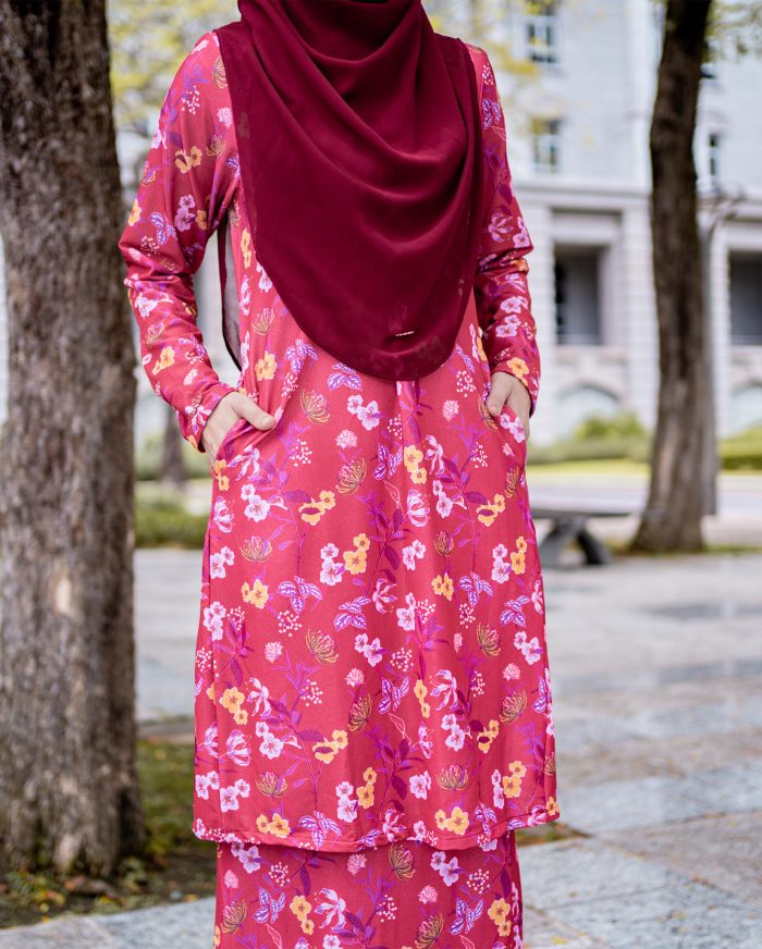 Baju Kurung Pahang Laura Printed 7.0 - Amaranth Lily - Image 4