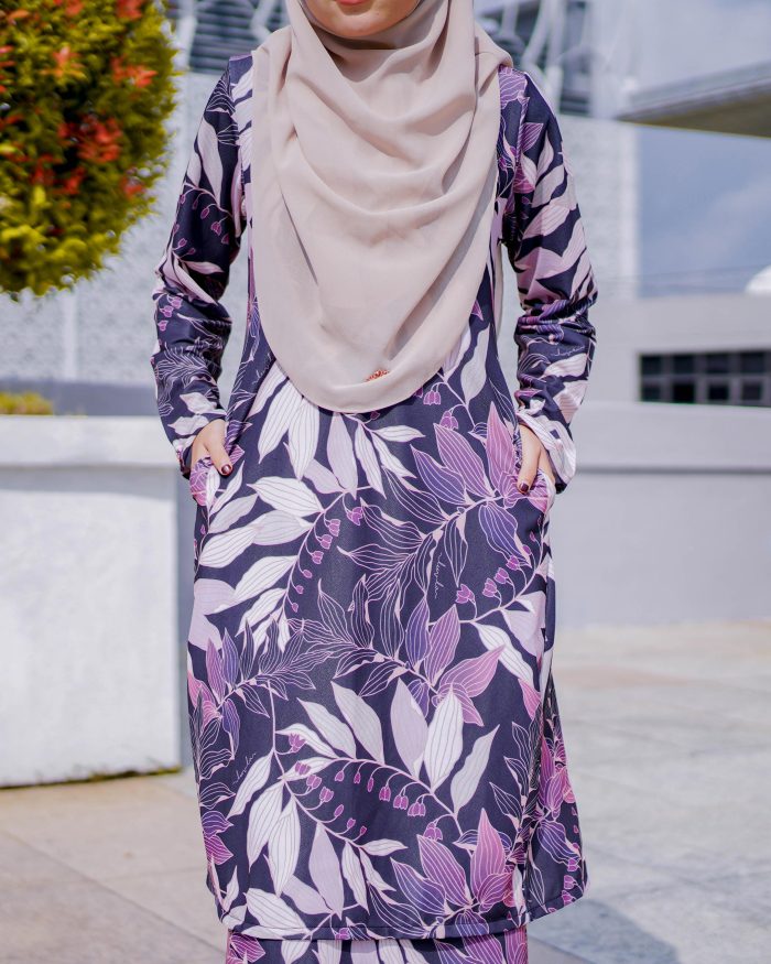Baju Kurung Pahang Laura Printed 7.0 - Blackie Fern - Image 4
